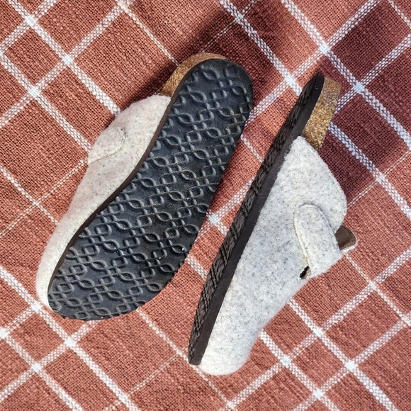 So, comfy slip ins, women's size 5, polyester and wool blend. EUC - Picture 3 of 6